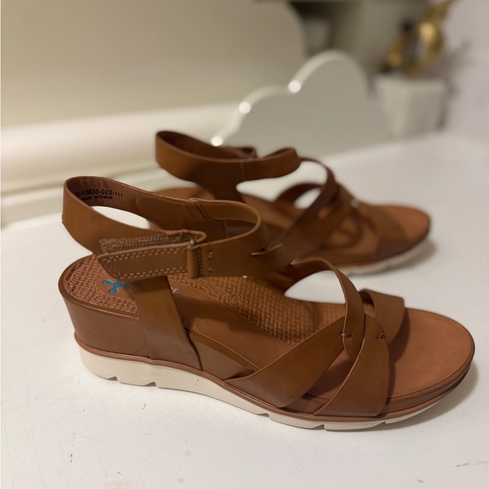 Posture Women's Brown Wedge Sandals are soft and cozy. In excellent  conditions